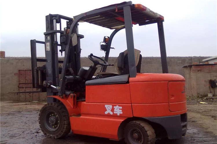 在濟寧合力叉車搬運作業(yè)時出現負重超荷、裝卸物品搖晃不平衡和貨品意外跌落傷人等現象